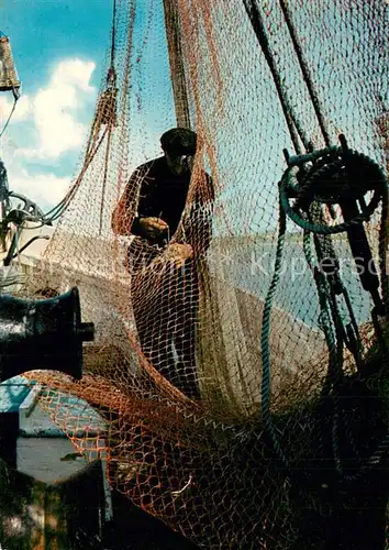 AK / Ansichtskarte Fischerei Krabbenfischer beim Netzeflicken 