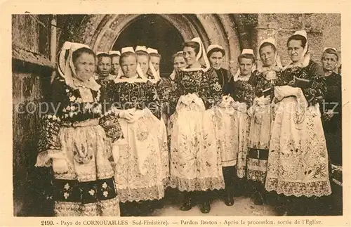 AK / Ansichtskarte Cornouaille_Region_Quimper Pardon Breton Apres la procession Eglise 