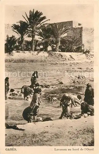 Gabes Laveuses au bord de l Oued Gabes