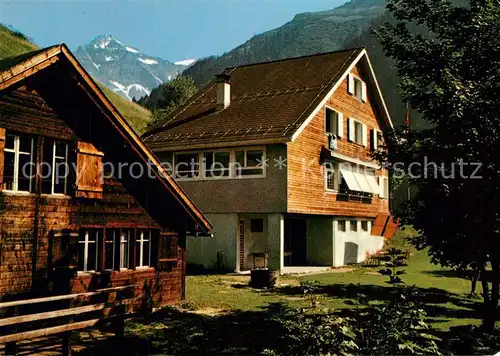 Linthal_Glarus Gemshuettli und Baslerhaus Linthal_Glarus