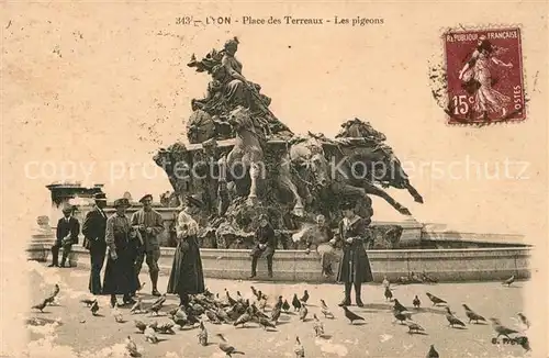 AK / Ansichtskarte Lyon_France Place des Terreaux les pigeons Lyon France