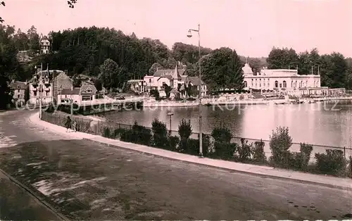 AK / Ansichtskarte Bagnoles de l_Orne Un coin du lac et le casino Bagnoles de l_Orne