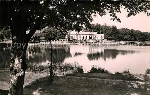 AK / Ansichtskarte Bagnoles de l_Orne Un coin du Lac Casino Bagnoles de l_Orne