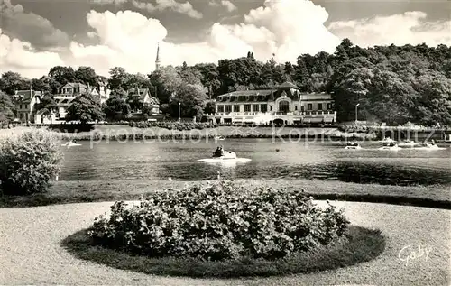 AK / Ansichtskarte Bagnoles de l_Orne Le Lac et le Casino des Thermes Bagnoles de l_Orne