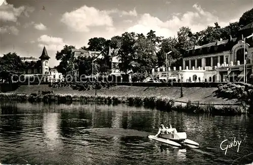 AK / Ansichtskarte Bagnoles de l_Orne Le Lac et le Casino des Thermes Bagnoles de l_Orne