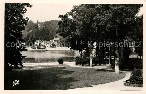 AK / Ansichtskarte Bagnoles de l_Orne Vue sur le Lac prise de la Place de la Gare Bagnoles de l_Orne