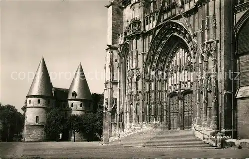AK / Ansichtskarte Beauvais Portail de la Cathedrale et Palais de Justice Beauvais