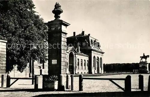 AK / Ansichtskarte Chantilly_Oise Les Grandes Ecuries et Statue du Connetable 