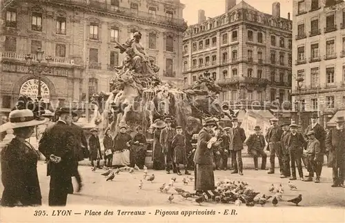 Lyon_France Place des Terreaux Pigeons apprivoises Lyon France