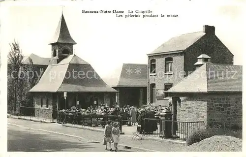 Banneux La Chapelle Les pelerins pendant la messe Banneux