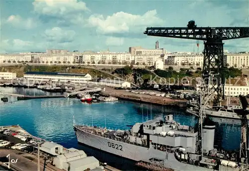 Brest_Finistere Arsenal et la grande grue navire de guerre Brest_Finistere