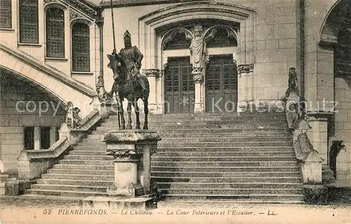 Pierrefonds_Oise Chateau Cour Interieure Escalier Monument Pierrefonds Oise