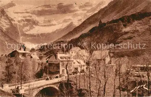 Gavarnie_Hautes Pyrenees Entree du village au fond le Cirque Gavarnie Hautes Pyrenees