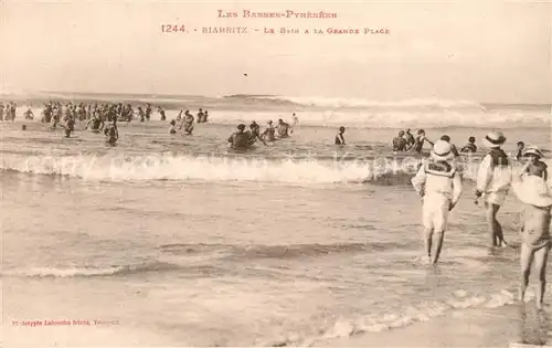 Biarritz_Pyrenees_Atlantiques Le Bain a la Grande Plage Biarritz_Pyrenees