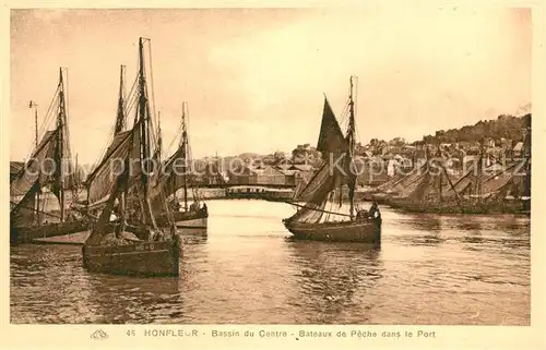 Honfleur Bassin du Centre Bateaux de Peche dans le Port Honfleur