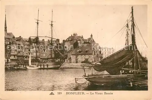 Honfleur Vieux bassin Bateaux Honfleur