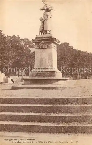 Parthenay Statue du pain de Lefeuvre Parthenay