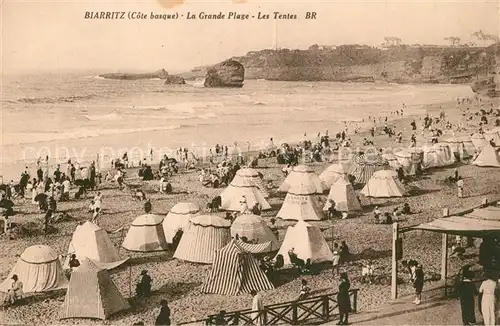 Biarritz_Pyrenees_Atlantiques La Grande Plage et les tentes Biarritz_Pyrenees