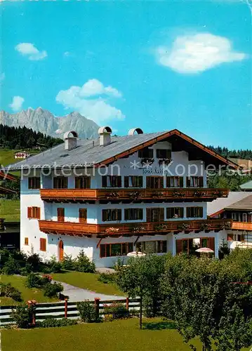 Kitzbuehel_Tirol Gaestehaus Pension Toni Sailer gegen Wilden Kaiser Kaisergebirge Kitzbuehel Tirol