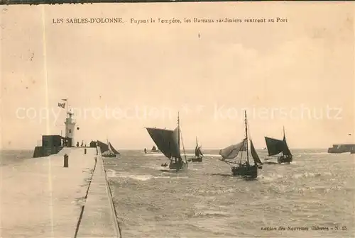 Les_Sables d_Olonne Fayant la Tempete les Bateaux sardiniers rentrent au Port Les_Sables d_Olonne