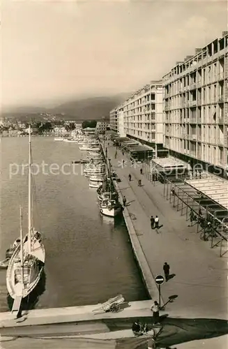 Toulon_Var Bateaux de Peche dans le port et les nouveaux quais Toulon_Var