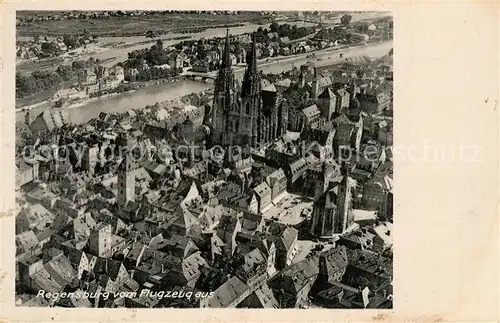 Regensburg Stadtzentrum mit Dom St. Petrus Fliegeraufnahme Regensburg