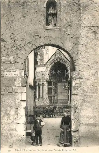 Chartres_Eure_et_Loir Porche et Rue Saint Yves Chartres_Eure_et_Loir