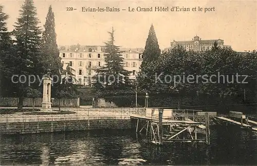 Evian les Bains_Haute_Savoie Grand Hotel d`Evian et le port Evian les Bains_Haute