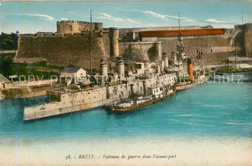 Brest_Finistere Vaisseau de guerre dans l avant port Brest_Finistere