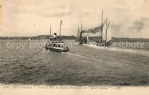 Saint Malo_Ille et Vilaine_Bretagne Sortie du Port du Bateau d Excursion le Robert Surcouf Saint Malo_Ille et Vilaine