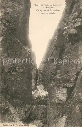 Jobourg Passage entre les rochers dans la falaise Jobourg
