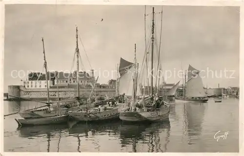 Concarneau_Finistere La Ville close Port Bateaux Concarneau_Finistere