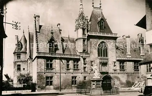Bourges Le Palais Jacques Coeur et Statue de Jacques Coeur Bourges