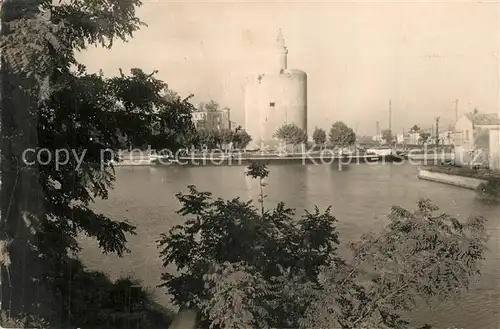 Aigues Mortes_Gard Le Port sur le Canal Aigues Mortes Gard