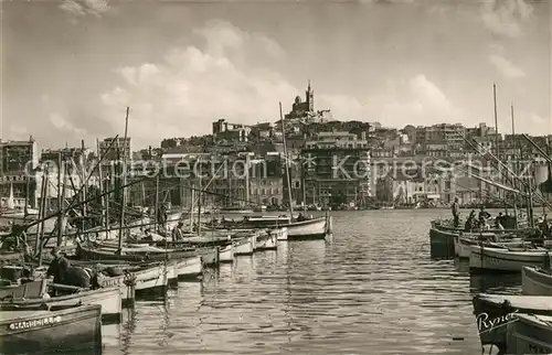 Marseille_Bouches du Rhone Vue sur le port au fond Notre Dame de la Garde Marseille