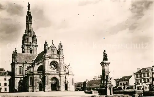 Sainte Anne d_Auray La Fontaine et la Basilique Sainte Anne d Auray