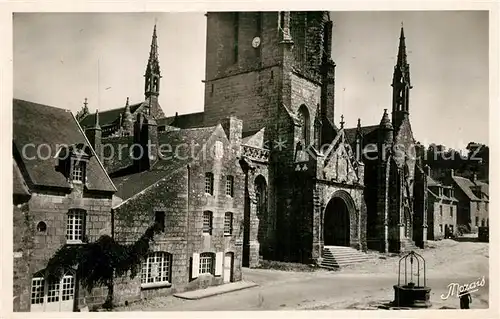 Locronan La Place et l Eglise Locronan