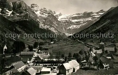 Gavarnie_Hautes Pyrenees Le village et le Cirque Gavarnie Hautes Pyrenees