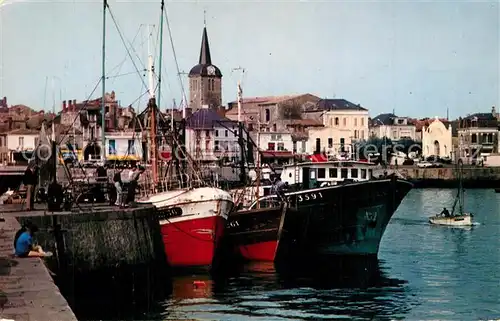 Les_Sables d_Olonne Le port vers la Chaume bateaux de peche Les_Sables d_Olonne