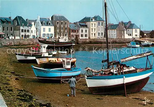 Ile de Sein Quai des Francais Libres bateaux de peche Ile de Sein