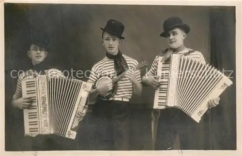 Musikinstrument Akkordeon Jungs Hut  