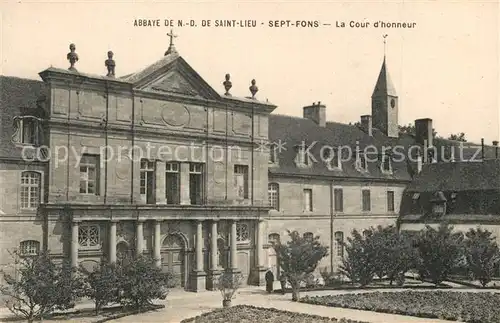 Sept_Fonds_Les Abbaye de ND de Saint Lieu La Cour d honneur Sept_Fonds_Les