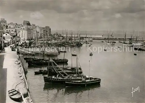 Douarnenez Le port et la nouvelle digue bateaux de peche Douarnenez