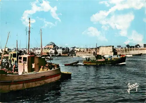 Concarneau_Finistere Le port bateaux de peche au fond la ville close Concarneau_Finistere