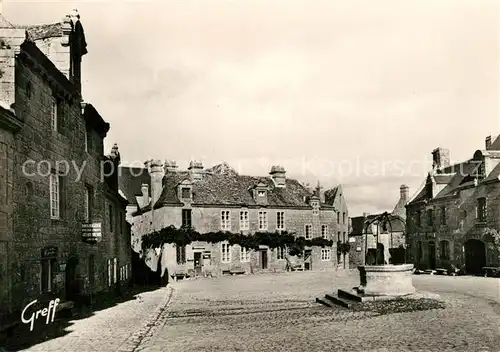 Locronan La Place et le vieil Hotel Saint Ronan XVe siecle Locronan