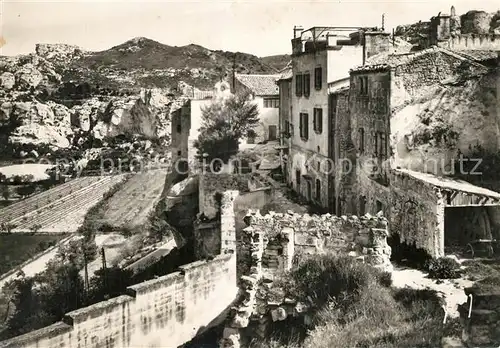 Les_Baux de Provence Les remparts et le vallon de la Fontaine Les_Baux de Provence