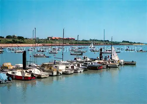 Chatelaillon Plage Le port vers les Boucholeurs et l Hotel des 3 Iles Chatelaillon Plage