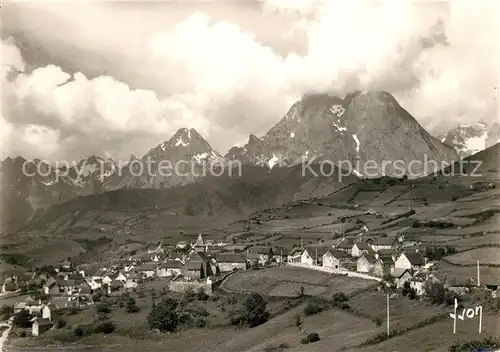 Lescun Panorama du village et les Pyrenees Lescun