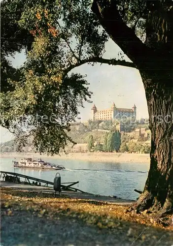 Bratislava Uferpartie an der Donau Blick zur Burg Bratislava