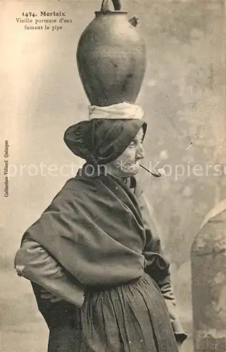 Morlaix Vieille porteuse deau fumant la pipe Morlaix